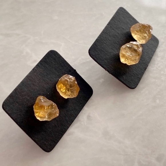 🆕 New Raw Citrine Crystal Stud Gemstone Earrings, gold posts - Picture 4 of 7